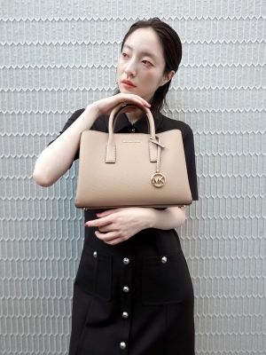 秋はRUTHIEを連れてのスタイリング | スナップ詳細 | マイケル・コース